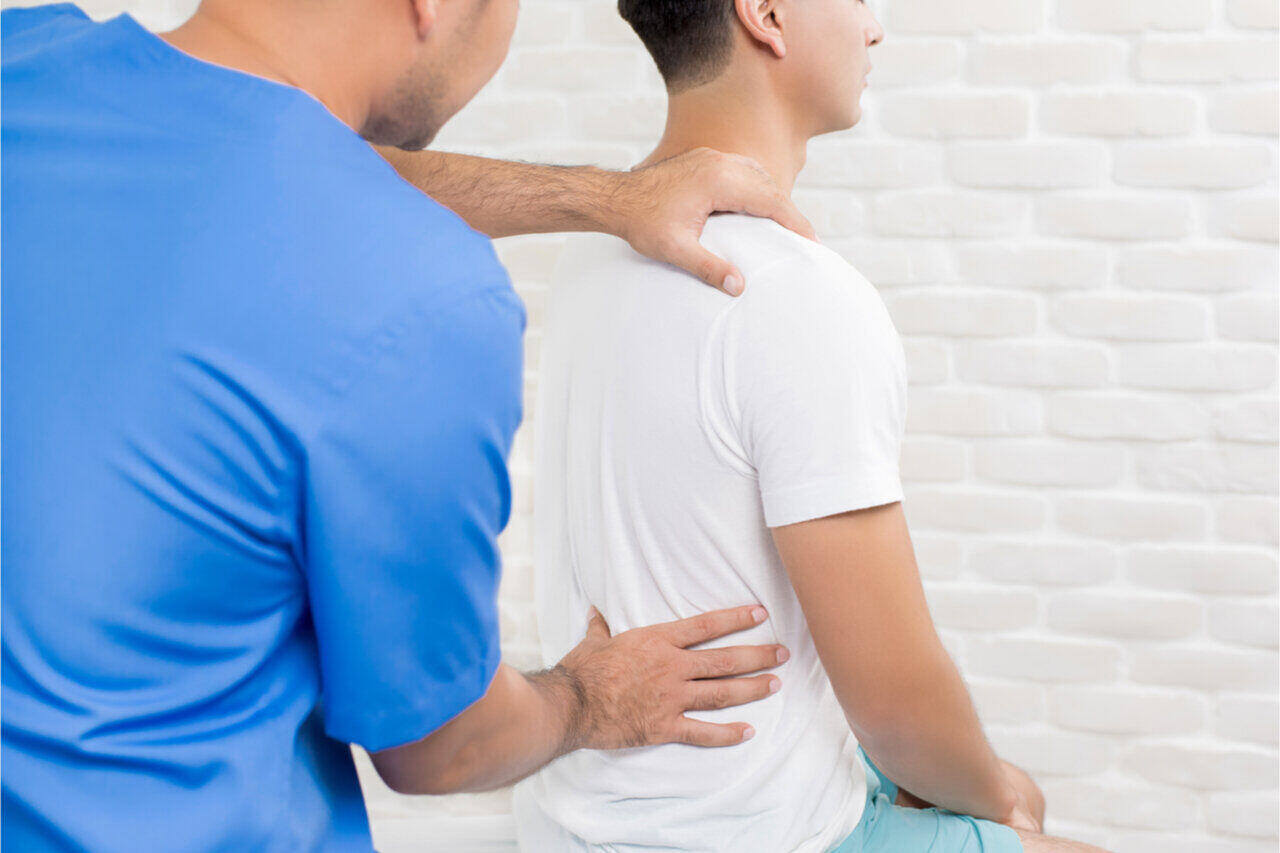 Chiropractic back massage to solve spinal problems and relieve pain.